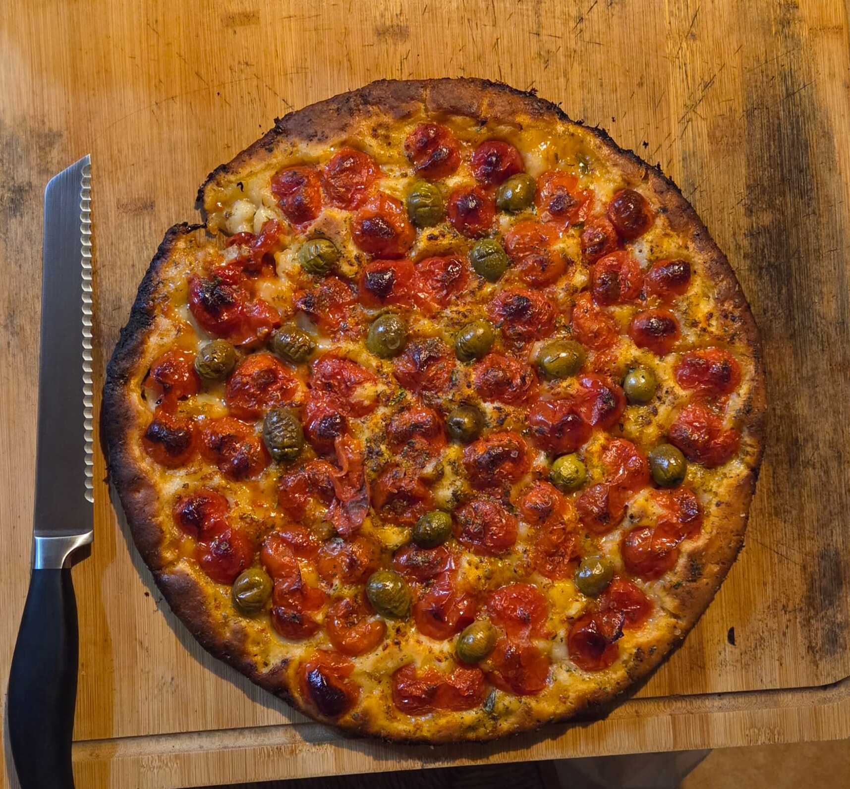 Focaccia barese dall'alto, colori vividi