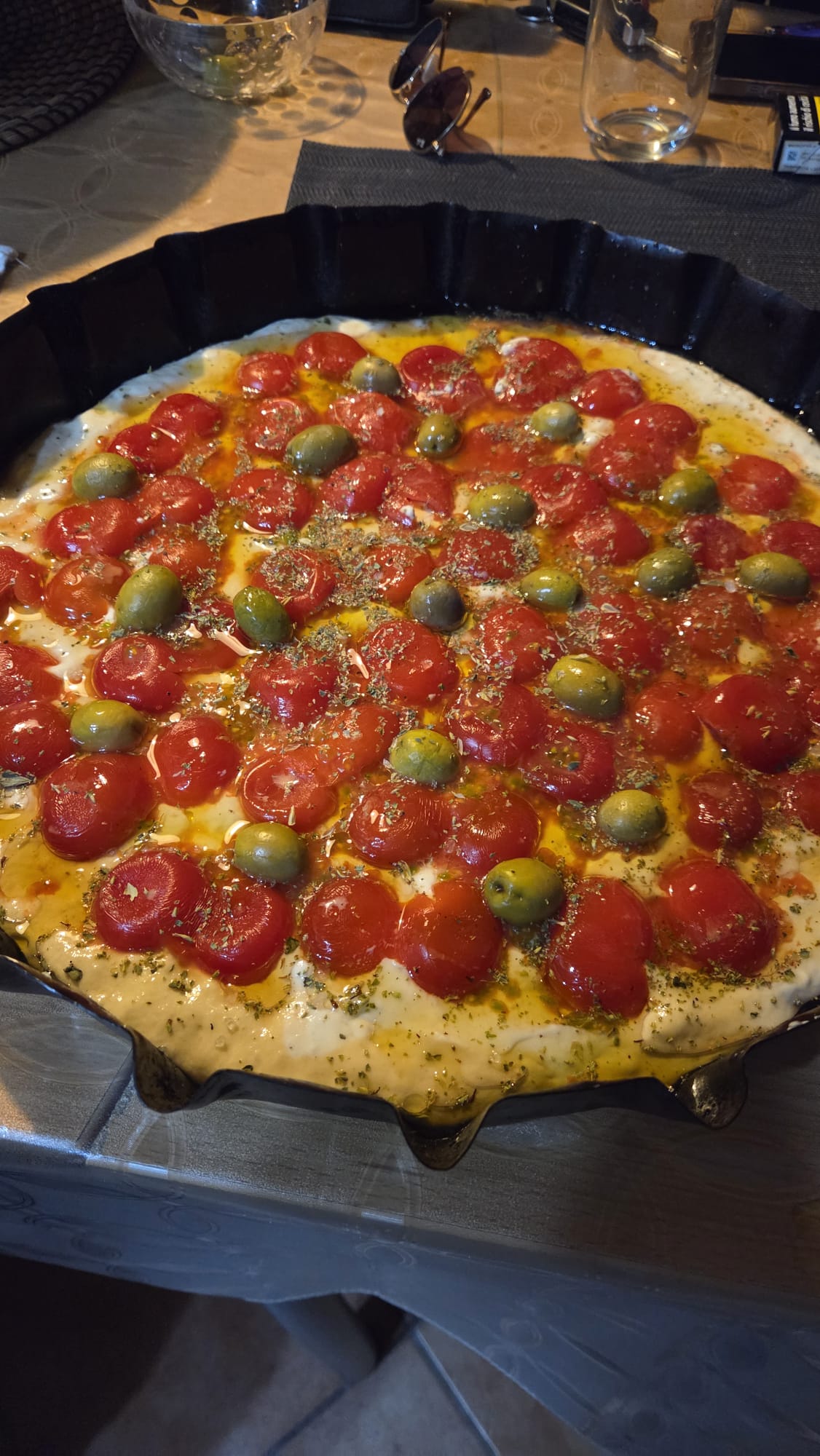 Focaccia barese cotta su tagliere