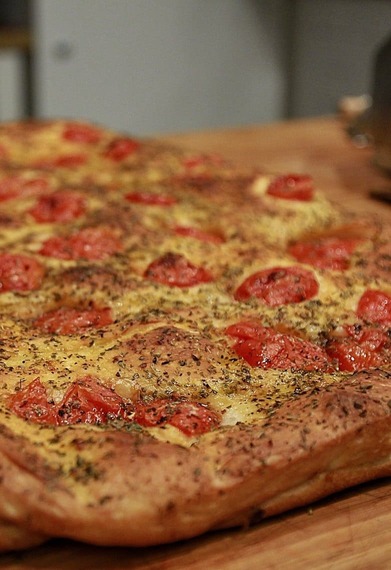 Focaccia barese a fette con pomodorini freschi e olio extravergine pugliese