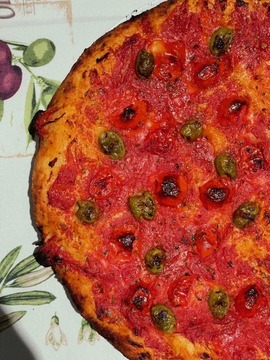 Focaccia pugliese con pomodori pelati, pomodorini e olive nere