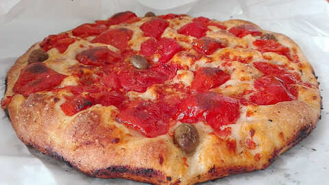 Focaccia barese fatta in casa con semola rimacinata pugliese